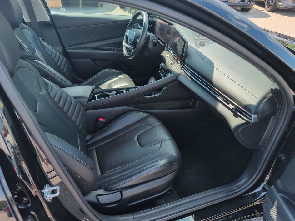 Used 2025 Hyundai Elantra Limited FWD image 12