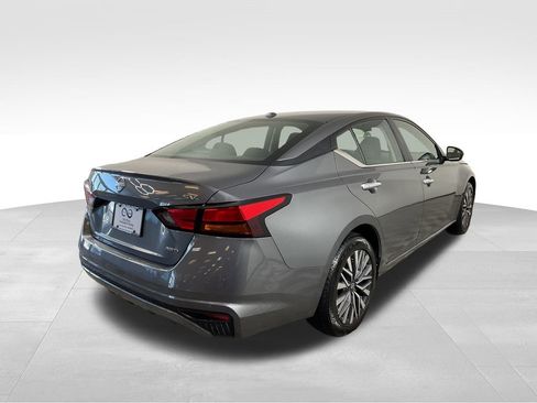 Used 2024 Nissan Altima 2.5 SV AWD/4WD image 9