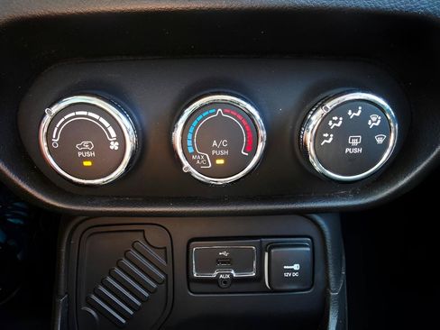 Used 2015 Jeep Renegade Latitude FWD image 31