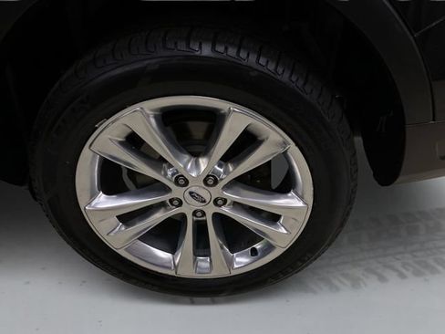 Used 2019 Ford Explorer XLT w/ Equipment Group 202A AWD/4WD image 18
