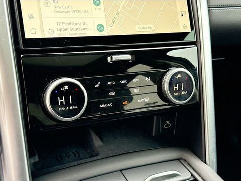 Used 2024 Land Rover Discovery S image 16