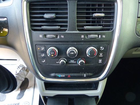 Used 2019 Dodge Grand Caravan SE FWD image 30