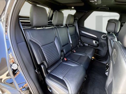 New 2025 Land Rover Discovery Dynamic SE image 9