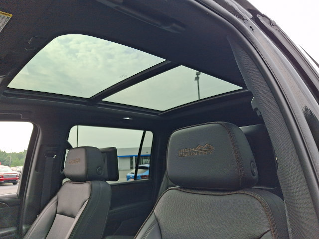 Used 2024 Chevrolet Suburban High Country AWD/4WD image 15