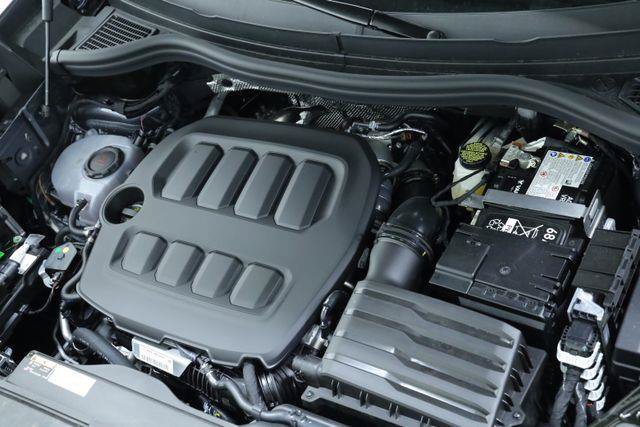 New 2026 Volkswagen Tiguan SE R-Line FWD image 9