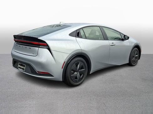 Used 2025 Toyota Prius LE image 4