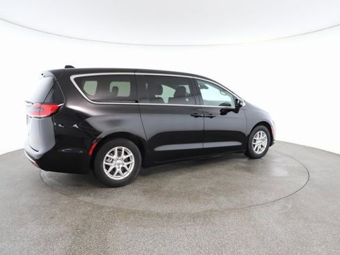 Used 2024 Chrysler Pacifica Touring-L image 19