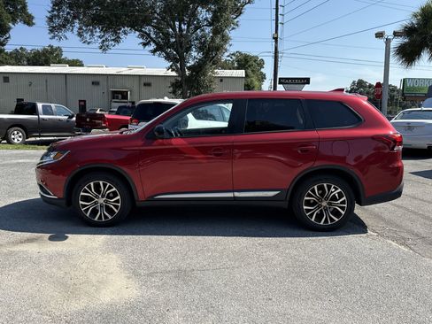 Used 2018 Mitsubishi Outlander ES image 2