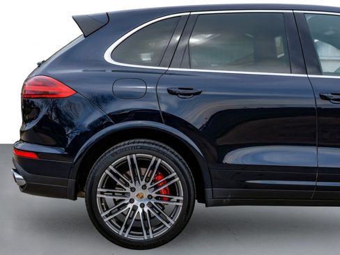 Used 2018 Porsche Cayenne Turbo image 5