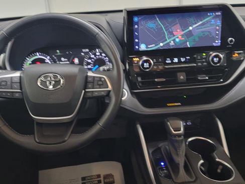 Certified 2025 Toyota Highlander XLE image 13