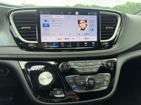 New 2026 Chrysler Pacifica Select FWD image 24