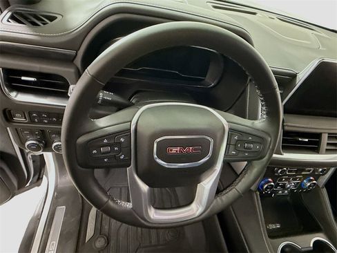 Used 2024 GMC Yukon XL SLT w/ SLT Luxury Package image 5