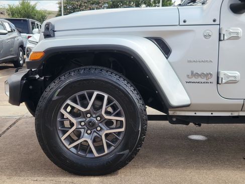 Used 2024 Jeep Wrangler Unlimited Sahara AWD/4WD image 9