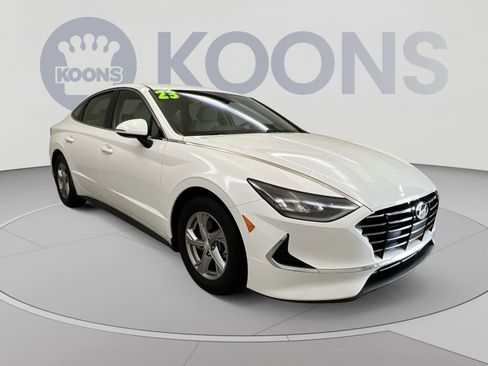 Used 2023 Hyundai Sonata SE w/ Preferred Accessory Package FWD image 2