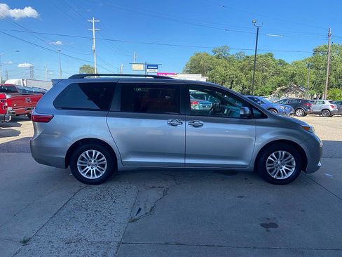 Used 2017 Toyota Sienna XLE FWD image 5