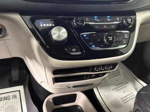 Used 2022 Chrysler Pacifica Touring-L FWD image 23