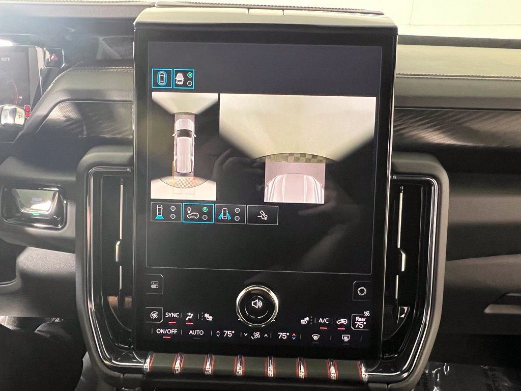 Used 2025 GMC Yukon XL AT4 AWD/4WD image 36