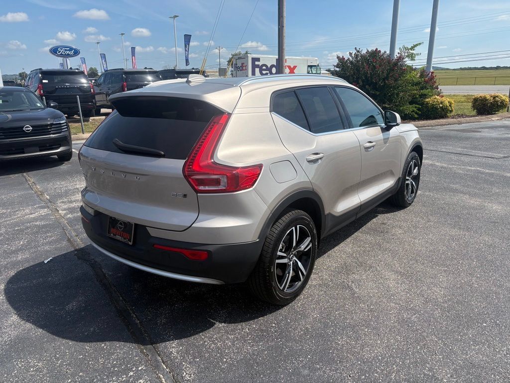 Used 2024 Volvo XC40 B5 Core AWD/4WD image 4
