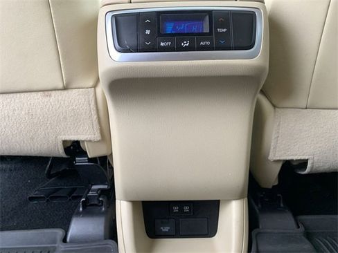 Used 2017 Toyota Highlander XLE image 32