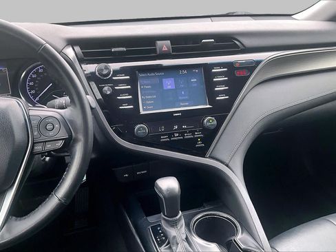 Used 2020 Toyota Camry SE FWD image 6