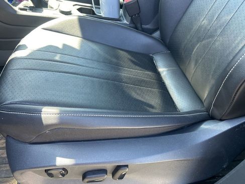 Used 2022 Volkswagen Tiguan SE image 17