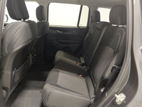 Used 2023 Jeep Grand Cherokee Laredo w/ Luxury Tech Group I AWD/4WD image 18