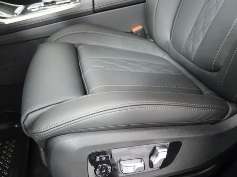 Used 2026 BMW X7 M60i image 10