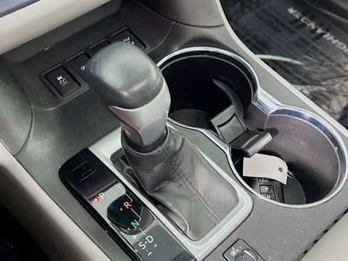 Used 2019 Toyota Highlander XLE w/ Protection Package #3 AWD/4WD image 17