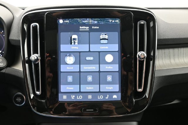 Used 2023 Volvo XC40 B4 Plus w/ Driver Assist Package FWD image 15
