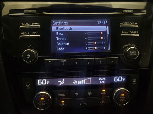 Used 2015 Nissan Rogue SV FWD image 25