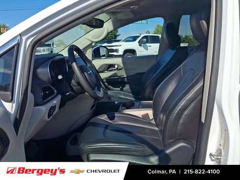 Used 2023 Chrysler Pacifica Touring-L FWD image 15