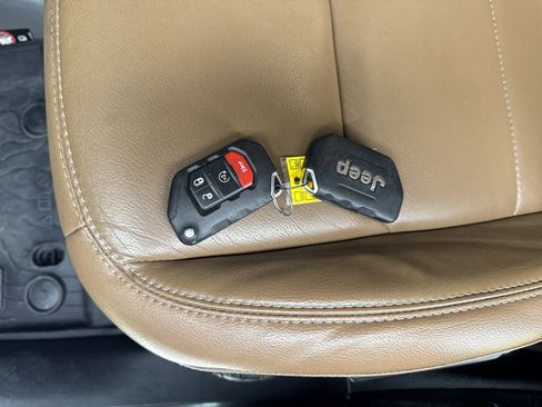 Used 2020 Jeep Wrangler Unlimited Sahara image 33