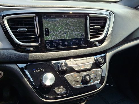 Used 2020 Chrysler Pacifica Touring-L Plus w/ S Appearance Package FWD image 19
