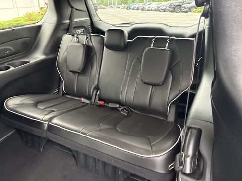Used 2023 Chrysler Pacifica Limited w/ Uconnect Theater Family Group FWD image 33