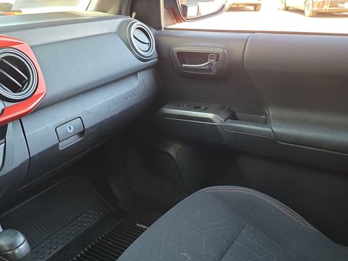 Used 2018 Toyota Tacoma TRD Off-Road w/ Technology Package image 25