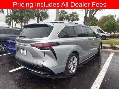Used 2022 Toyota Sienna Platinum FWD image 5