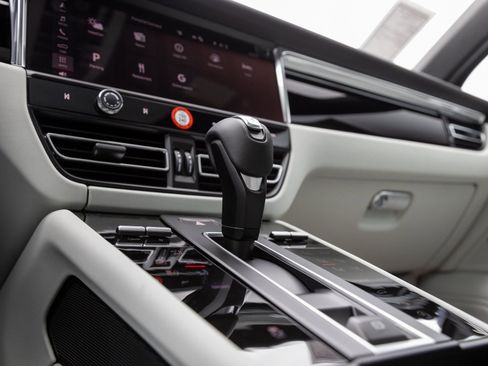 Certified 2025 Porsche Macan image 28