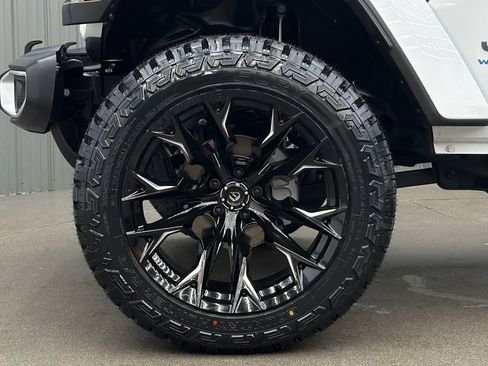 Used 2025 Jeep Wrangler Unlimited Sahara w/ Safety Group image 10