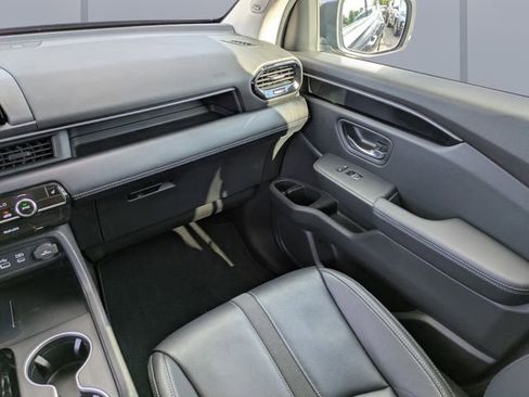 Certified 2023 Honda Pilot Touring image 17