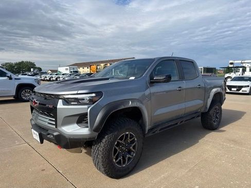 Used 2026 Chevrolet Colorado ZR2 w/ Technology Package AWD/4WD image 8