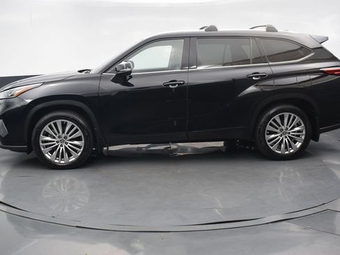 Used 2023 Toyota Highlander Platinum FWD image 2