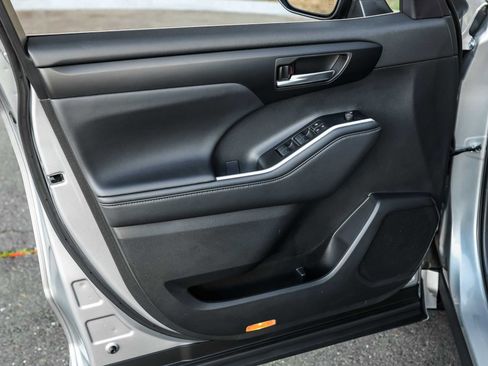 Certified 2025 Toyota Highlander XLE image 23