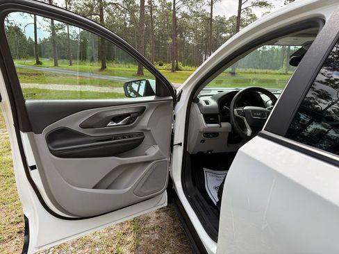 Used 2024 GMC Terrain SLE FWD image 11