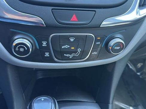 Used 2020 Chevrolet Equinox LS w/ LS Convenience Package AWD/4WD image 16