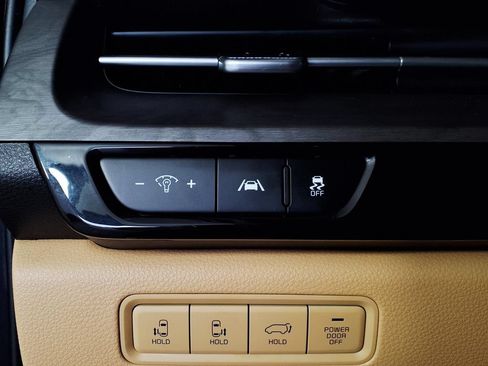 Used 2023 Kia Carnival EX FWD image 20