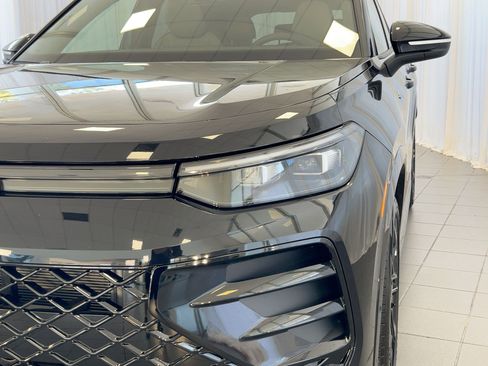 New 2026 Volkswagen Tiguan SE R-Line image 11