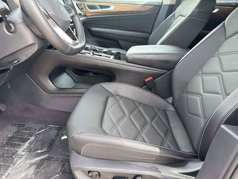 Used 2025 Volkswagen Atlas SE FWD image 23