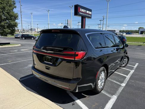 Used 2024 Chrysler Pacifica Touring-L FWD image 4
