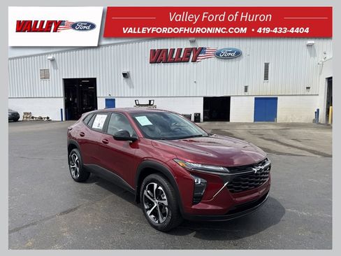Used 2024 Chevrolet Trax RS w/ Driver Confidence Package FWD image 1