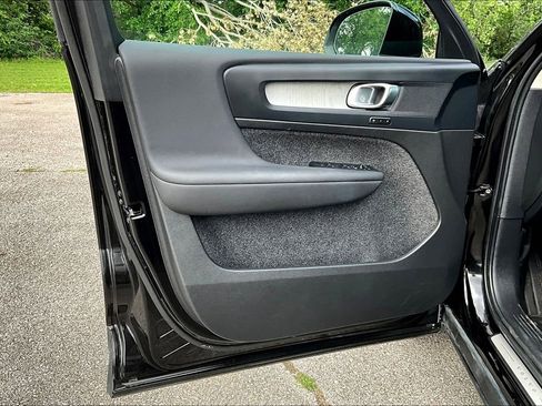 Used 2024 Volvo XC40 B5 Core image 25